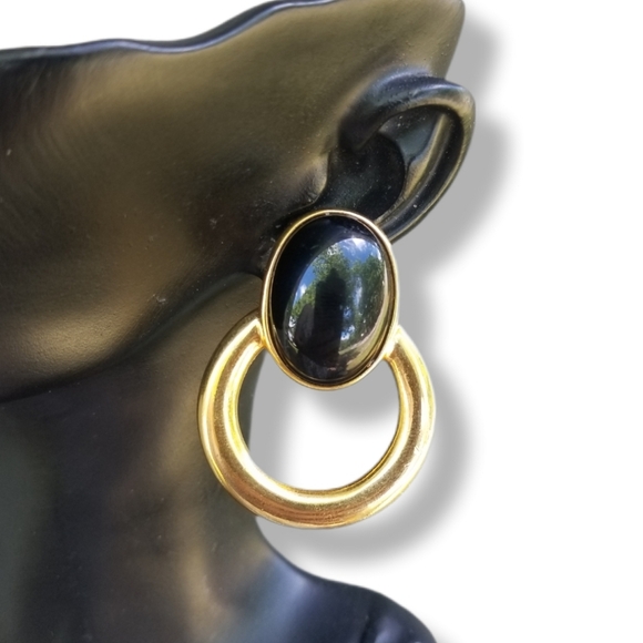 BEN-AMUN VINTAGE LARGE GOLDTONE & BLACK CABACHON DOORKNOCKER CLIP ON EARRINGS - Picture 1 of 6